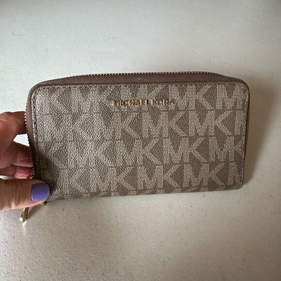 Micheal Kors Wallet - Picture 1 of 3